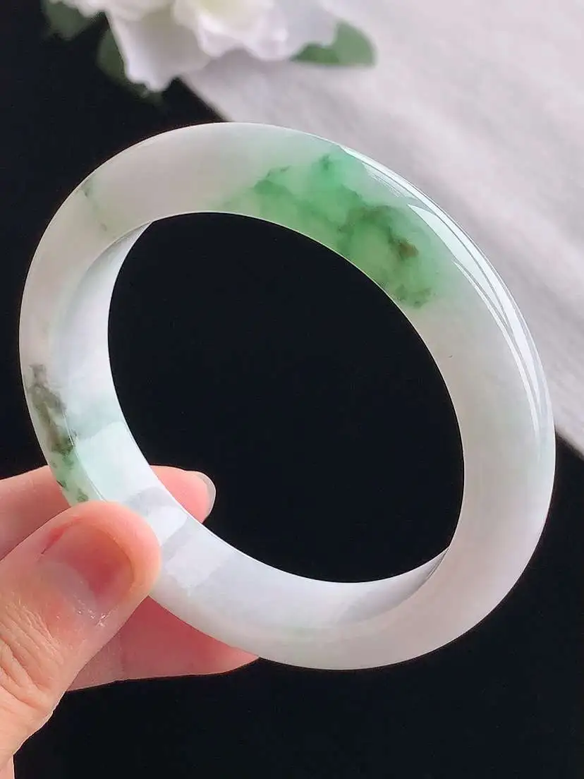 a货翡翠老坑冰种飘绿飘花正装正圈手镯57-58圈口  尺寸57×11.7×8.8mm 重量64.03