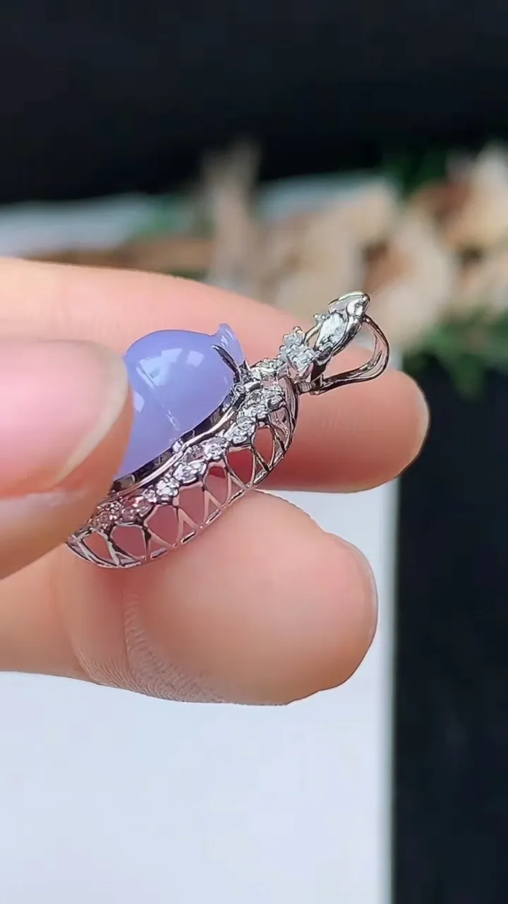 天然A货翡翠k金紫罗兰葫芦吊坠，尺寸23.5-13.8-10.5，裸石13.6-10.8，重量:2.63g
11月1日