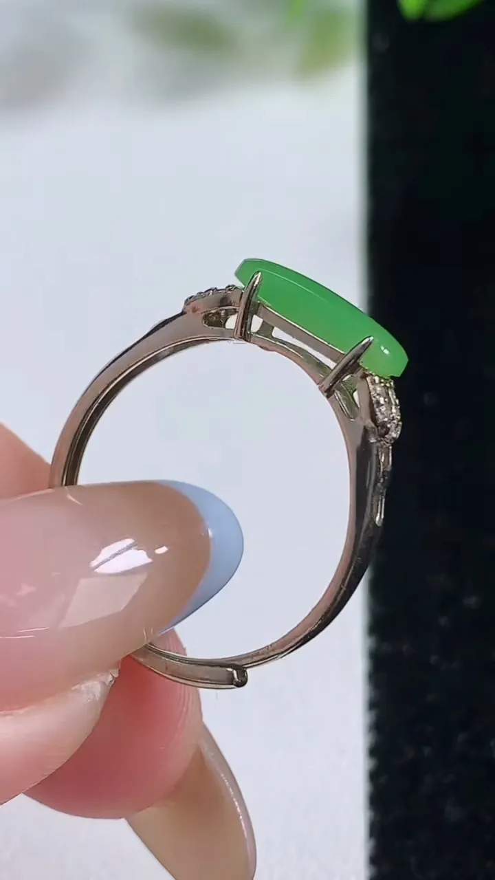 天然A货翡翠马鞍戒指，尺寸10.9-3.7-2.3，重:1.44g2025年11月1日
工厂直销收藏佳品,种好水足，色泽均匀，有种有色，上手高大气！