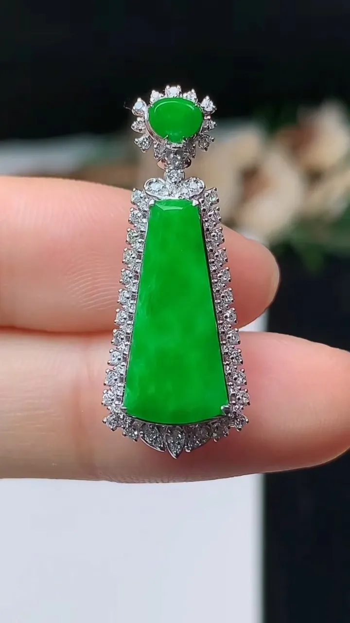 天然A货翡翠无事牌吊坠，尺寸30.2-12-8.3，裸石17.6-8，重量:3.17g
11月1日