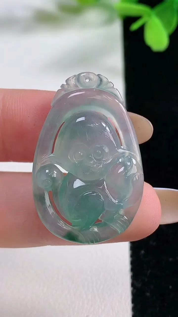 天然A货翡翠冰种飘花生肖猴吊坠，尺寸33.2-21.7-4.6，重:5.64g
11月1日