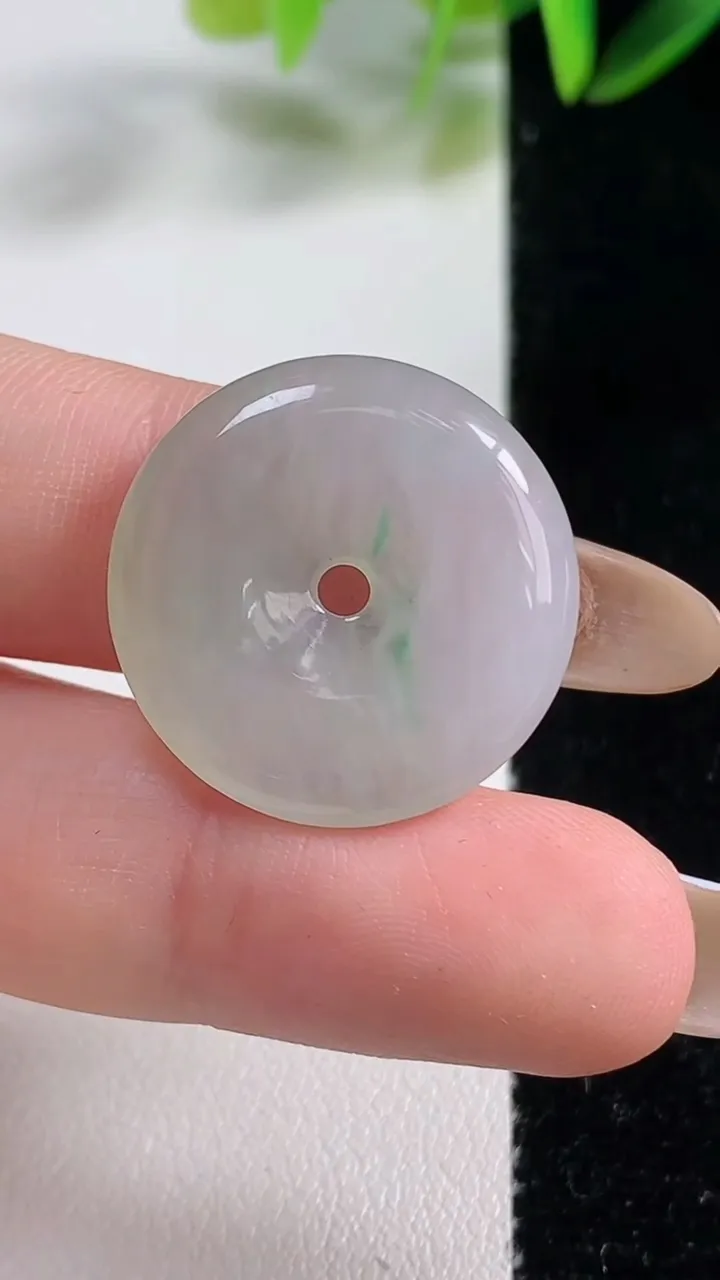 天然A货翡翠平安扣吊坠，尺寸23-4.3，重:4.57g
11月1日