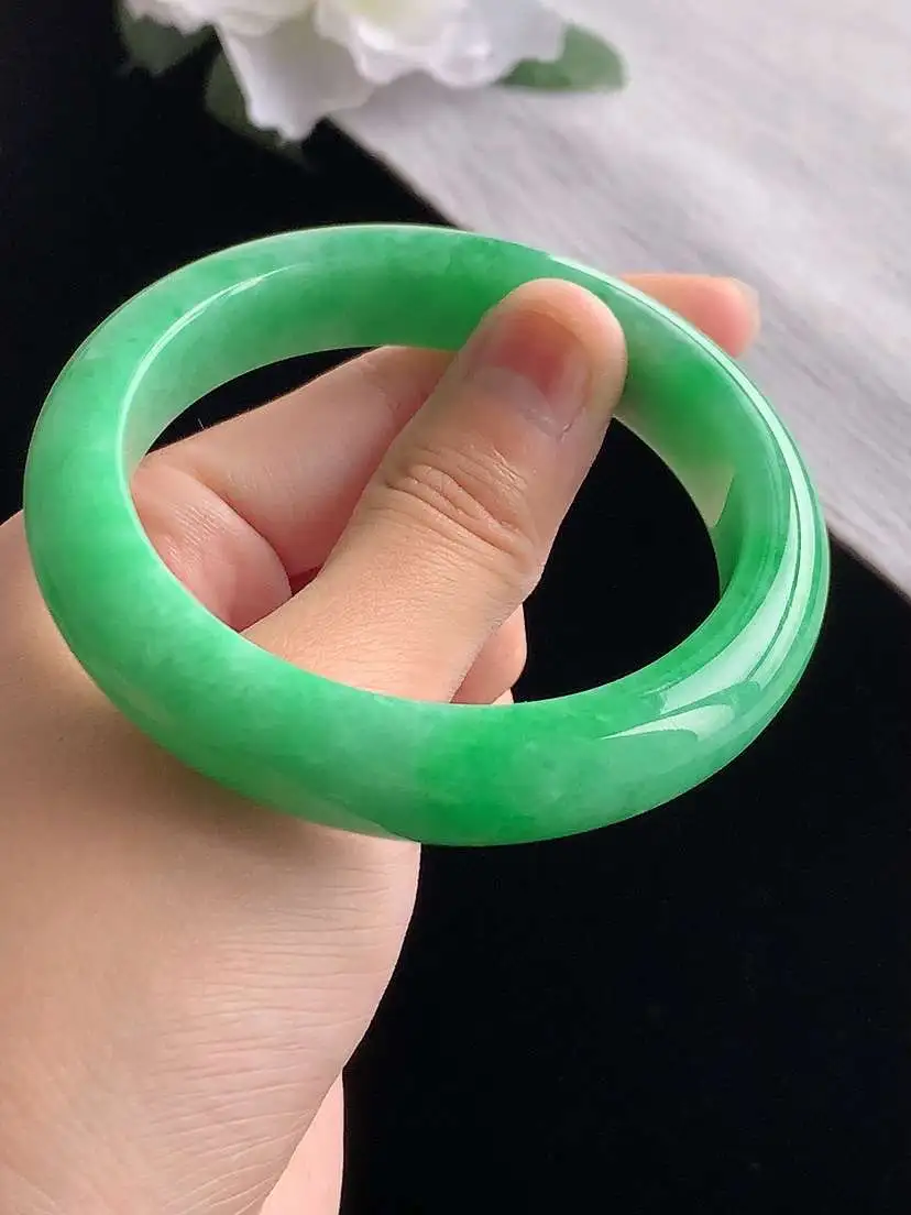 a货翡翠老坑冰种满绿正装正圈手镯56-57圈口  尺寸56.8×12.5×8.8mm 重量64.56g 1031