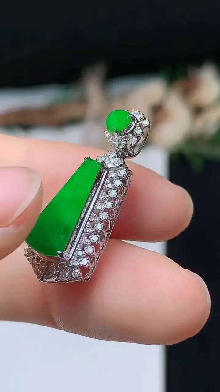 天然A货翡翠无事牌吊坠，尺寸27-11.8-8.4，裸石14.5-7.7，重量:2.82g
11月1日