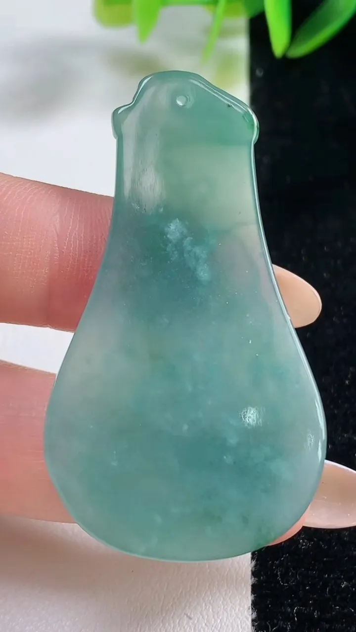 天然A货翡翠蓝水无相观音吊坠，尺寸51-28.8-4.4，重:12.01g
11月1日