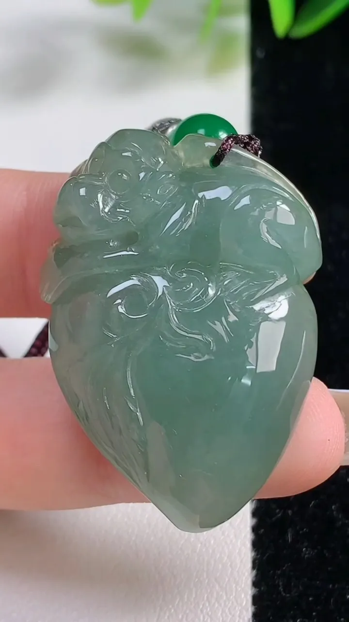 天然A货翡翠寿桃吊坠，尺寸40-36.5-8，重:17.02g
11月1日