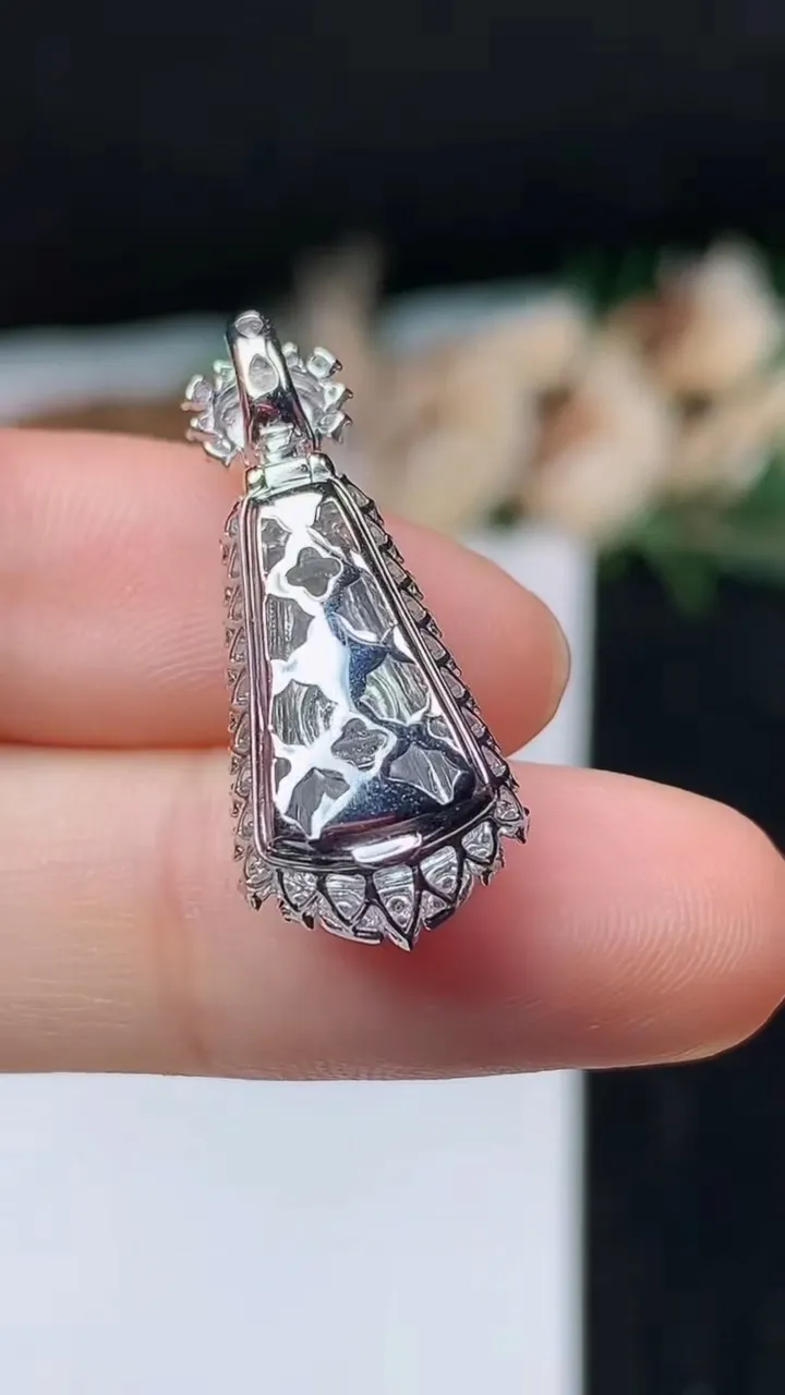 天然A货翡翠无事牌吊坠，尺寸27-11.3-8.2，裸石14.6-7，重量:2.67g
11月1日