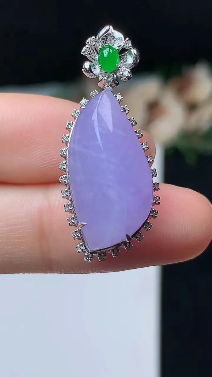 天然A货翡翠紫罗兰随形吊坠，尺寸32.8-13.4-11，裸石21.8-10.8，重量:4.01g
11月1日