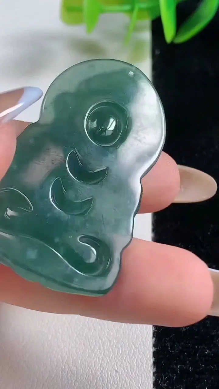 天然A货翡翠蓝水象神吊坠，尺寸46-27.3-5，重:12.00g
11月1日