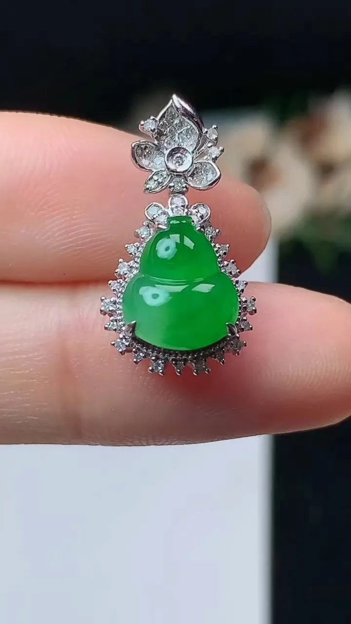 天然A货翡翠葫芦吊坠，尺寸21-11.7-8.6，裸石9.8-8.5，重量:2.10g
11月1日