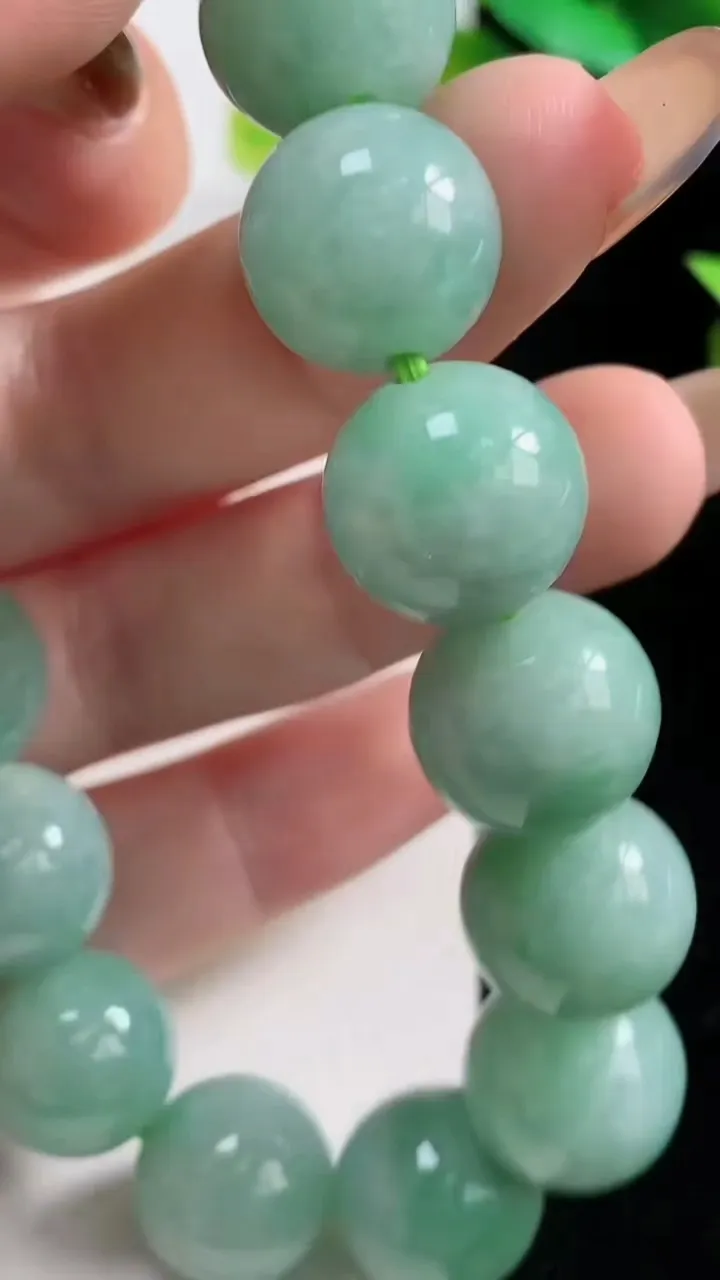 天然A货翡翠圆珠手串，尺寸13.2-16颗，重:64.36g11月1日
工厂直销收藏佳品,种好水足，色泽均匀，有种有色，上手高大气！