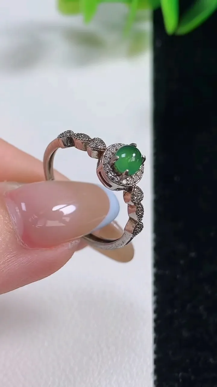 天然A货翡翠蛋面戒指，可调节，尺寸17.2-7.3-5.8，重:1.74g2025年11月1日
工厂直销收藏佳品,种好水足，色泽均匀，有种有色，上手高大气！