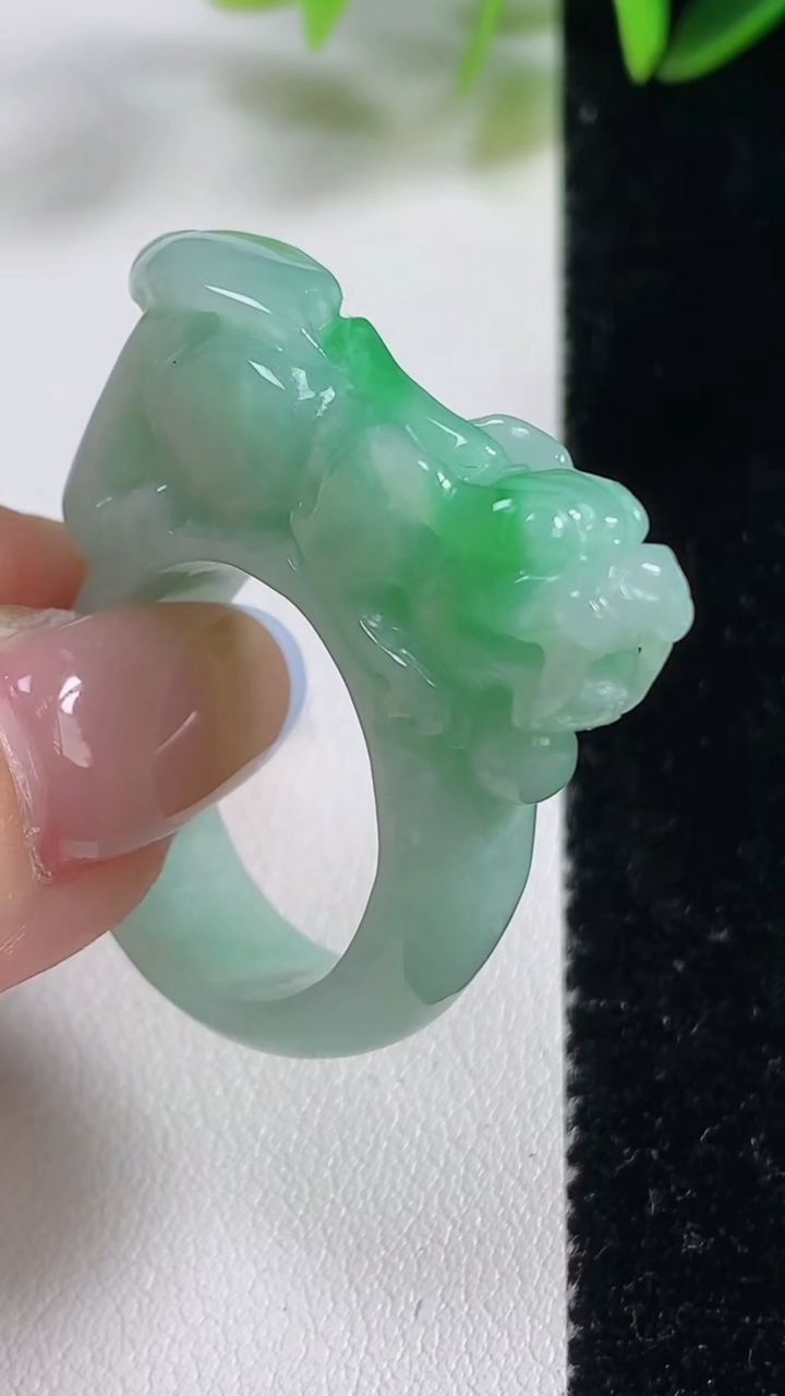天然A货翡翠貔貅扳指 戒指，尺寸20-9.5-10，重:14.51g2025年11月1日
工厂直销收藏佳品,种好水足，色泽均匀，有种有色，上手高大气！