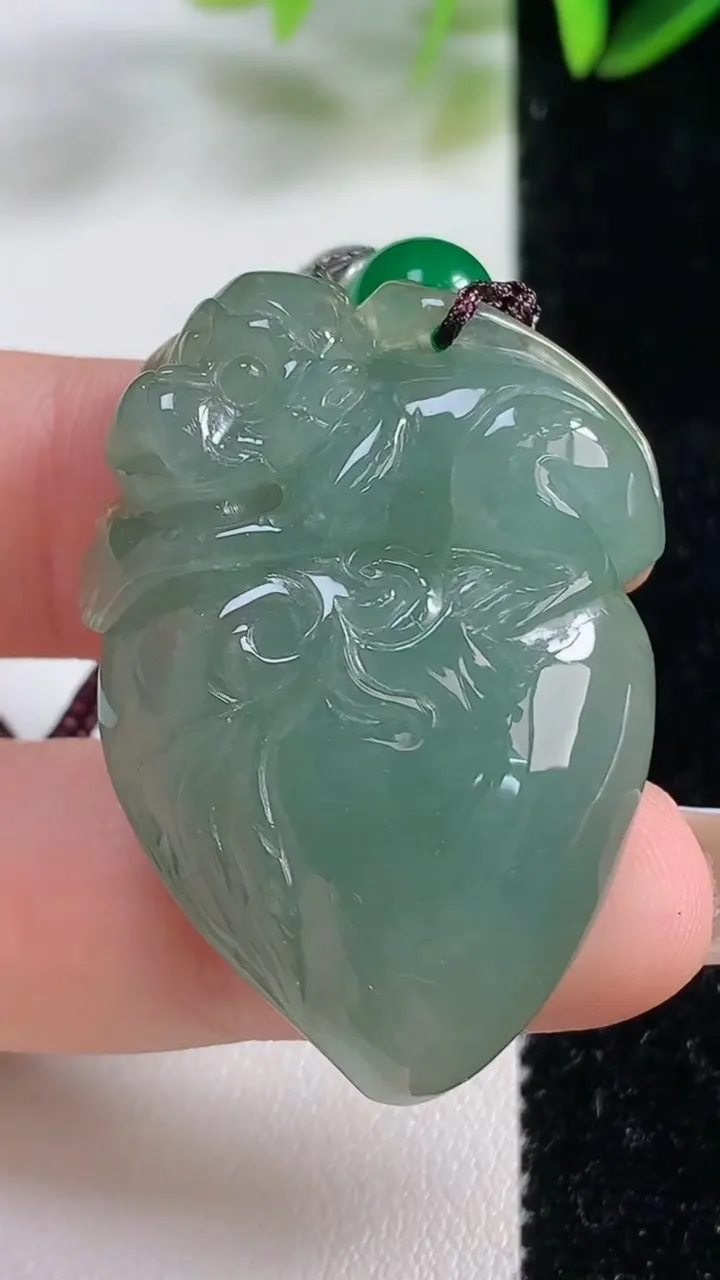 天然A货翡翠寿桃吊坠，尺寸40-36.5-8，重:17.02g
11月1日