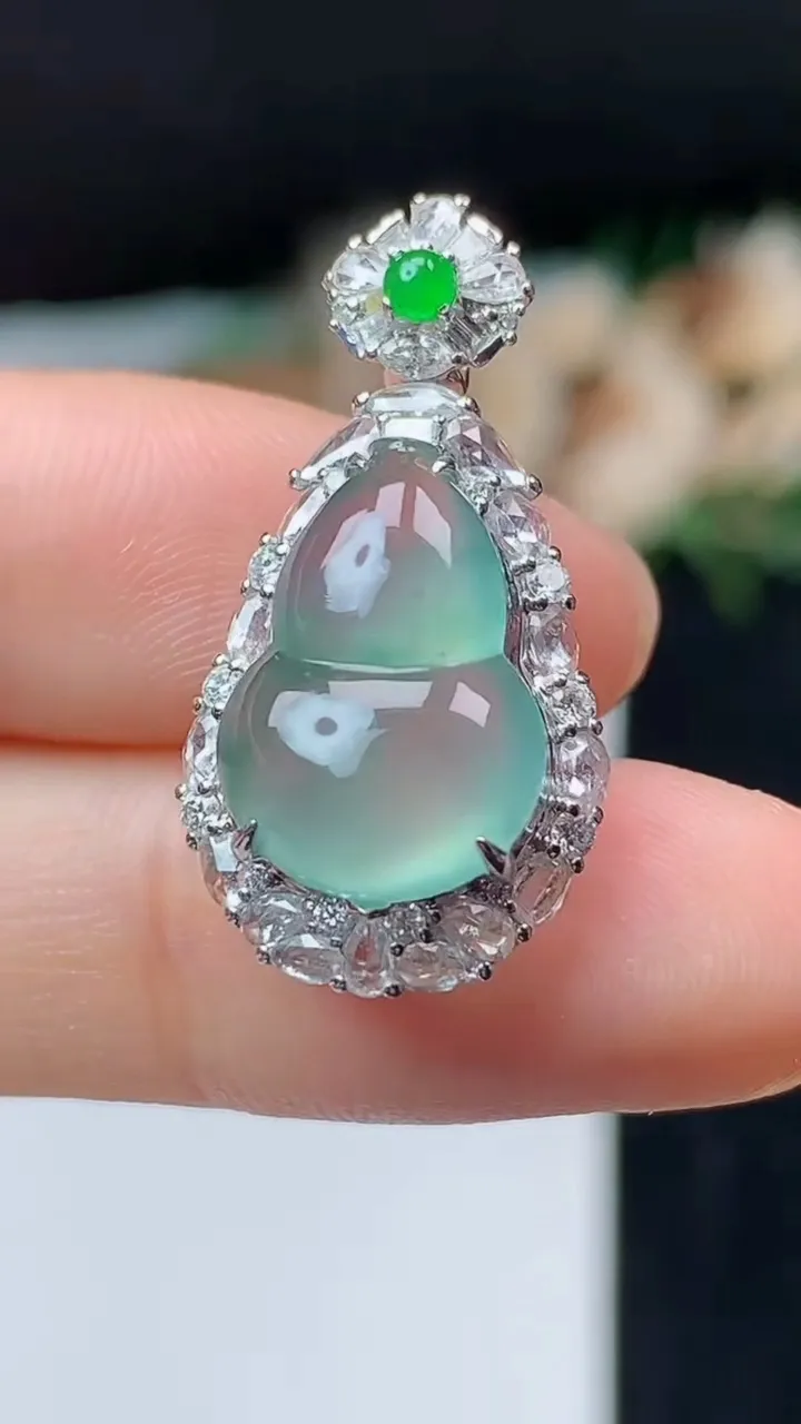 天然A货翡翠葫芦吊坠，尺寸27.5-14.4-10，裸石14.9-10.7，重量:3.42g
11月1日