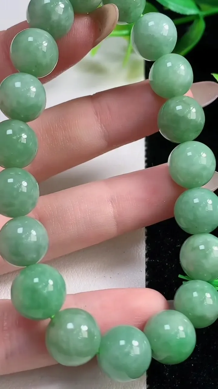 天然A货翡翠圆珠手串19颗，尺寸10.5，重:39.93g11月1日
工厂直销收藏佳品,种好水足，色泽均匀，有种有色，上手高大气！