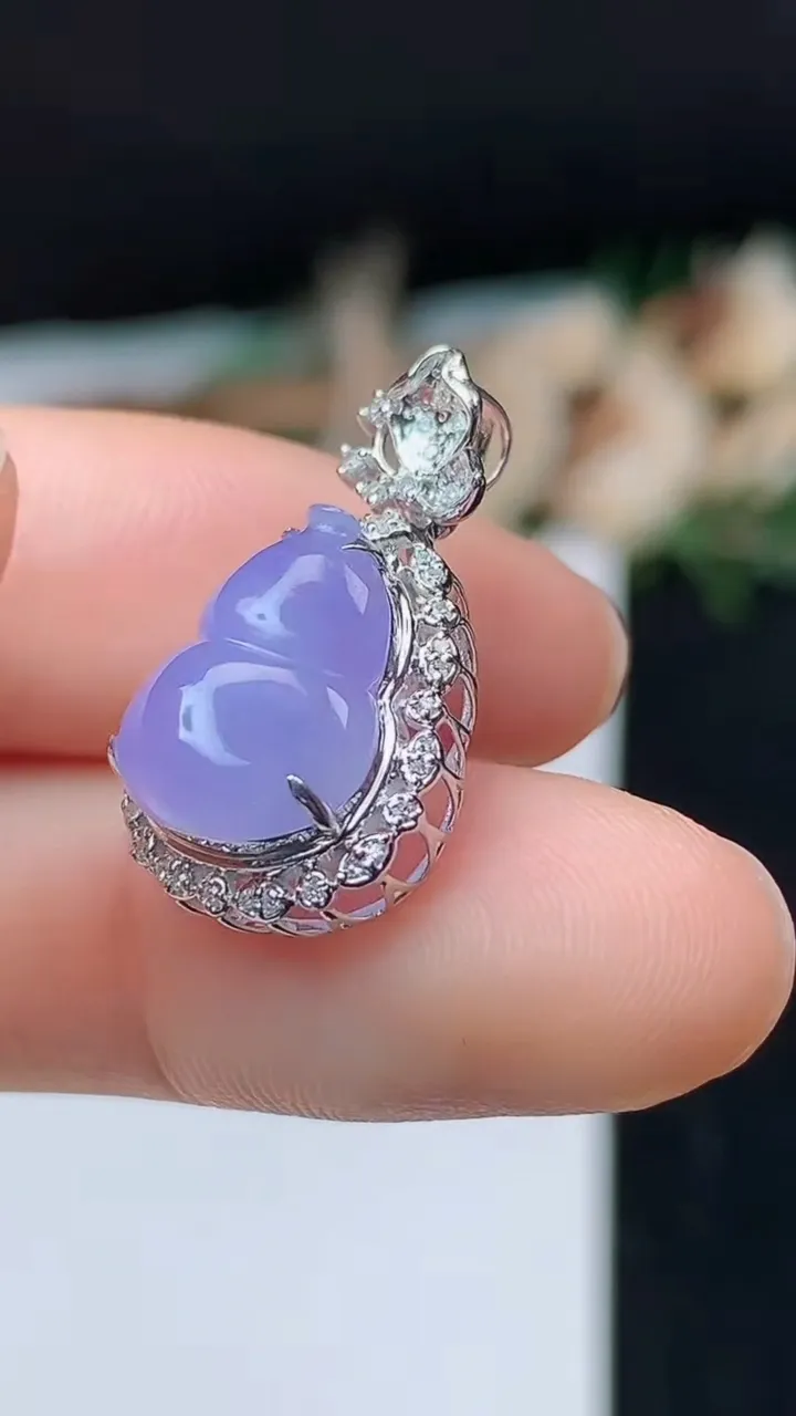 天然A货翡翠k金紫罗兰葫芦吊坠，尺寸22.9-13-9.2，裸石12.5-9.9
11月1日