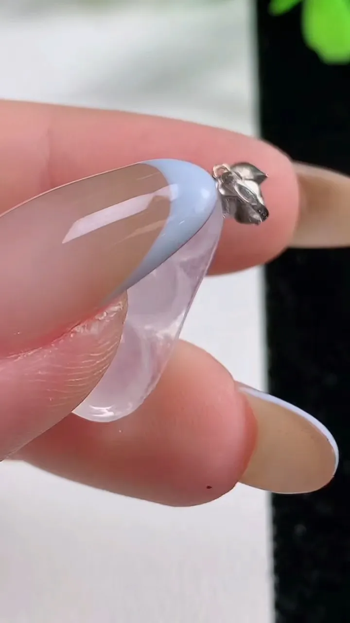 天然A货翡翠白冰福豆吊坠，尺寸22-10.3-5.2，重:2.11g
11月1日