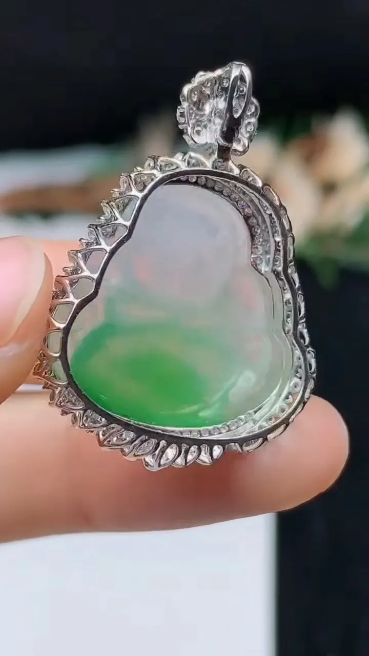 天然A货翡翠佛公吊坠，尺寸33.2-24.7-10.5，裸石20.4-21.2，重量:6.44g
11月1日