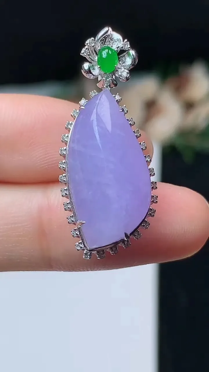 天然A货翡翠紫罗兰随形吊坠，尺寸32.8-13.4-11，裸石21.8-10.8，重量:4.01g
