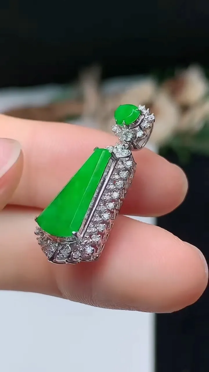 天然A货翡翠无事牌吊坠，尺寸27-11.3-8.2，裸石14.6-7，重量:2.67g
11月1日