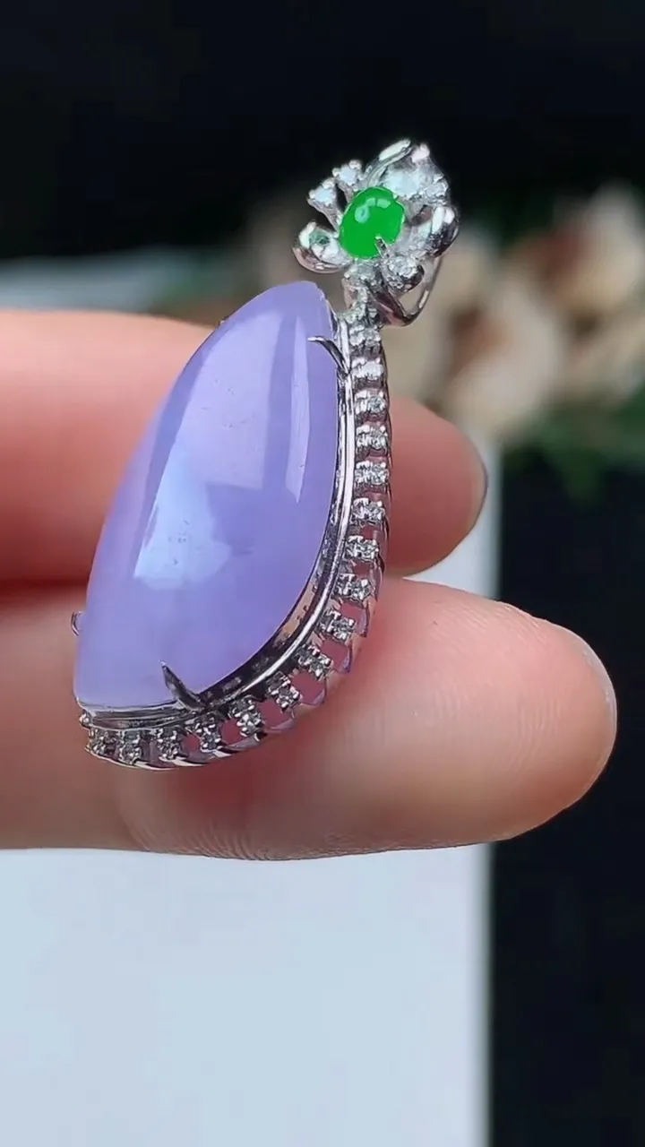 天然A货翡翠紫罗兰随形吊坠，尺寸32.8-13.4-11，裸石21.8-10.8，重量:4.01g
11月1日