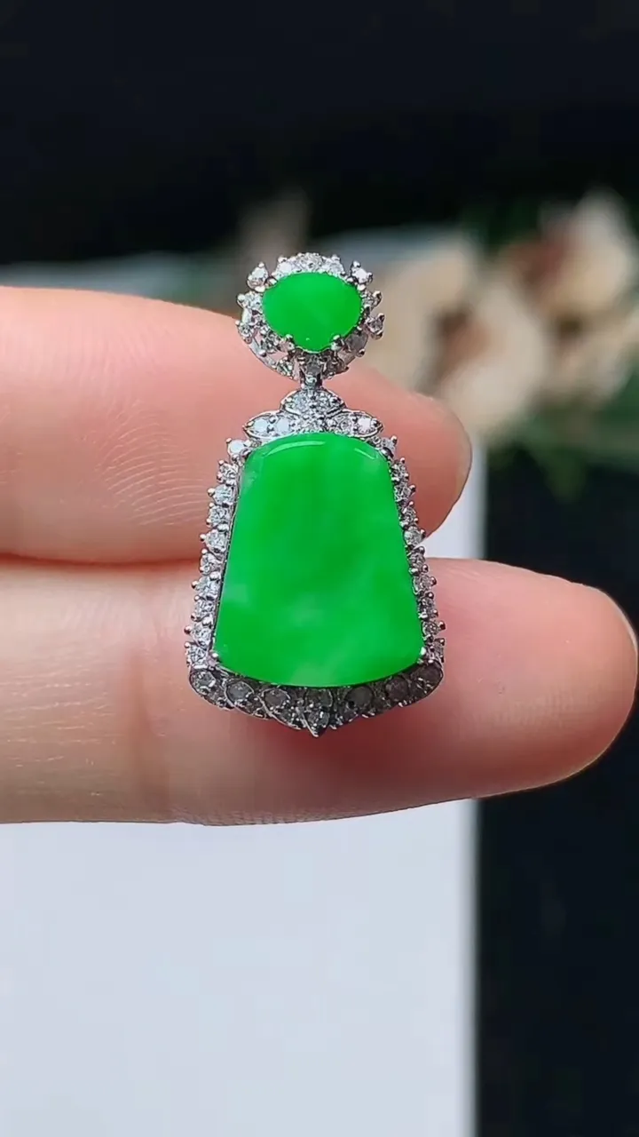 天然A货翡翠无事牌吊坠，尺寸22.8-12.3-7，裸石11.7-9.3，重量:2.38g
11月1