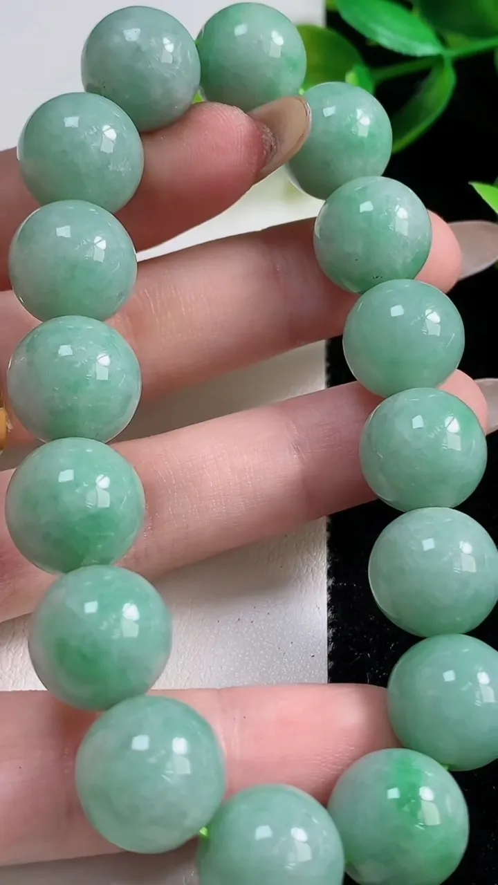 天然A货翡翠圆珠手串，尺寸13.2-16颗，重:64.36g11月1日
工厂直销收藏佳品,种好水足，