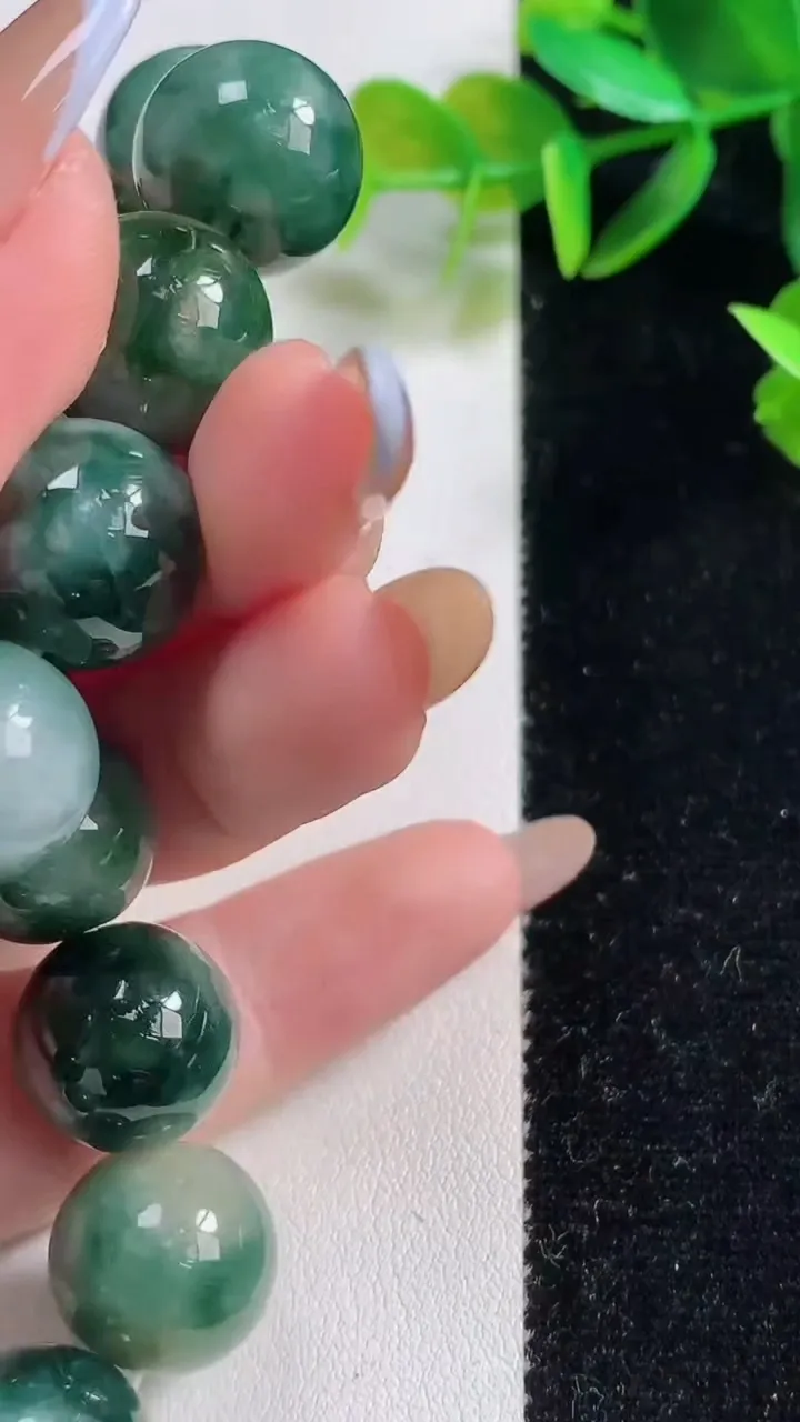 天然A货翡翠圆珠手串，尺寸14-15颗，重:70.94g11月1日
工厂直销收藏佳品,种好水足，色泽均匀，有种有色，上手高大气！