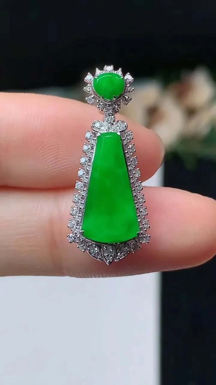 天然A货翡翠无事牌吊坠，尺寸27-11.3-8.2，裸石14.6-7，重量:2.67g
11月1日