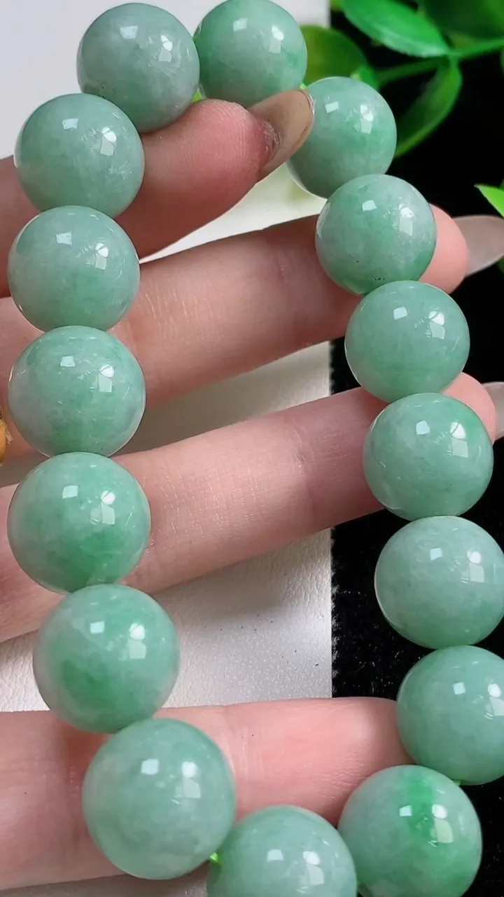 天然A货翡翠圆珠手串，尺寸13.2-16颗，重:64.36g11月1日
工厂直销收藏佳品,种好水足，