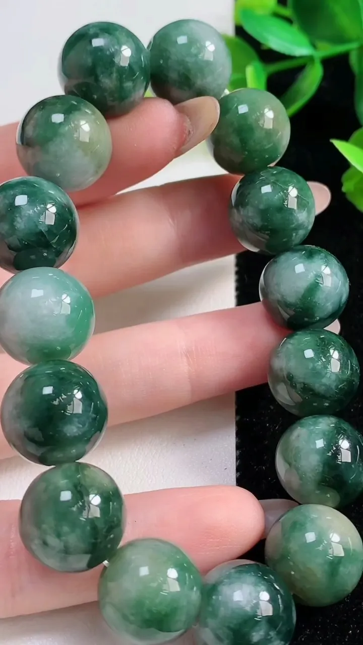 天然A货翡翠圆珠手串，尺寸14-15颗，重:70.94g11月1日
工厂直销收藏佳品,种好水足，色泽均匀，有种有色，上手高大气！