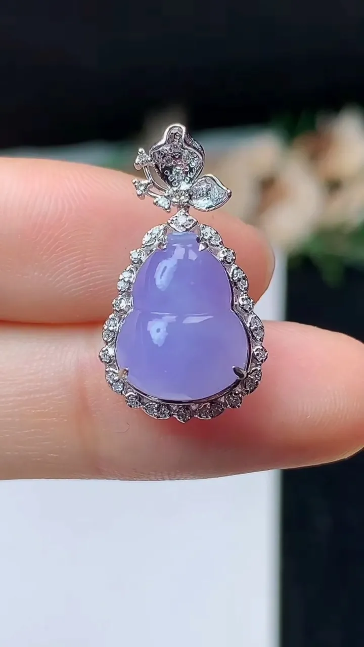 天然A货翡翠k金紫罗兰葫芦吊坠，尺寸22.9-13-9.2，裸石12.5-9.9
11月1日