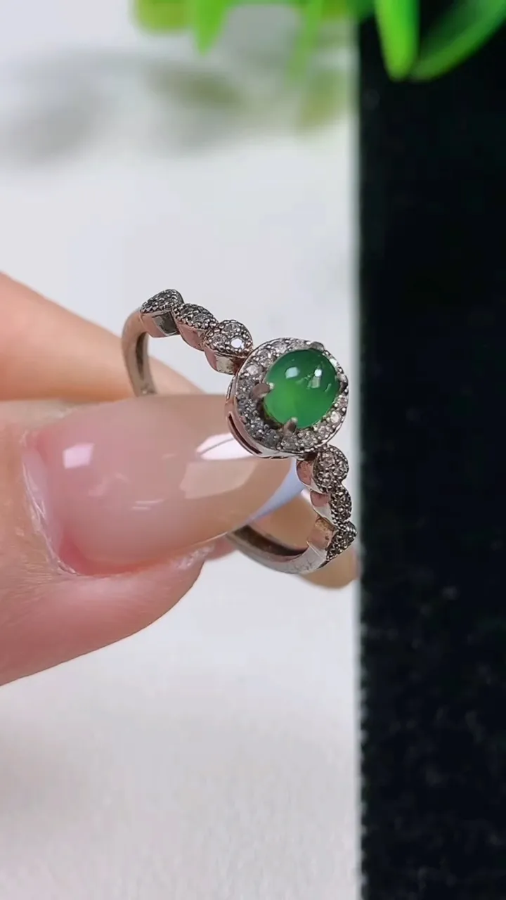 天然A货翡翠蛋面戒指，可调节，尺寸17.2-7.3-5.8，重:1.74g2025年11月1日
工厂