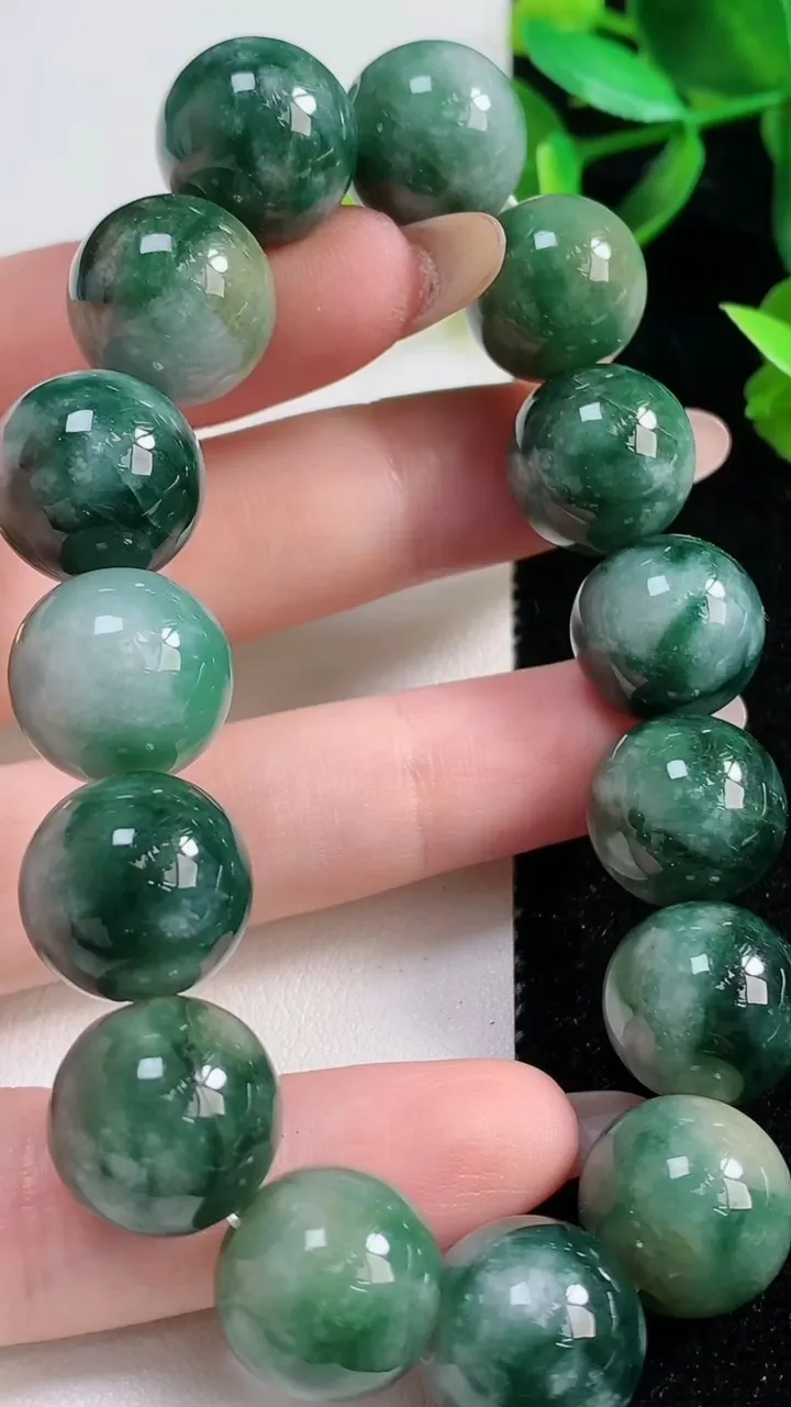 天然A货翡翠圆珠手串，尺寸14-15颗，重:70.94g11月1日
工厂直销收藏佳品,种好水足，色泽