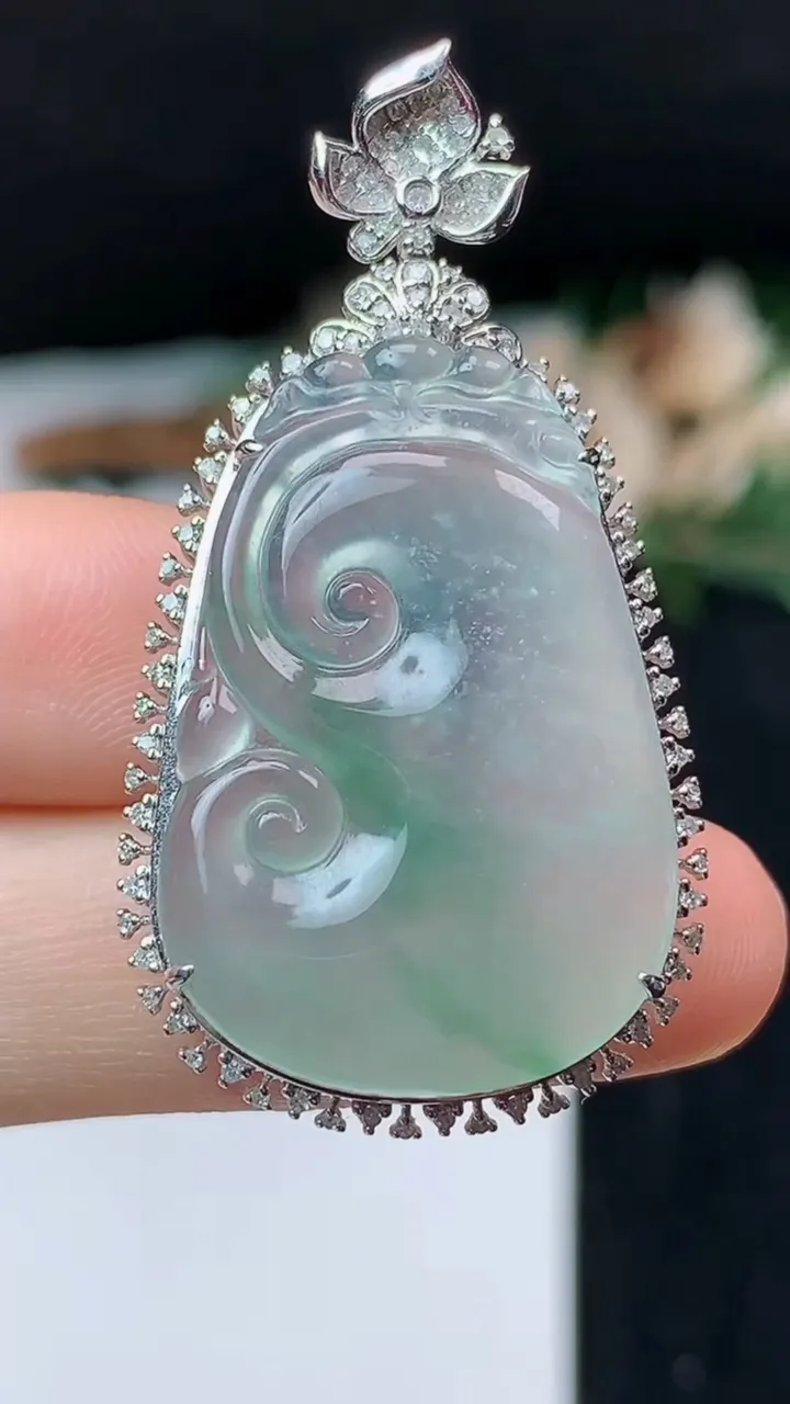 天然A货翡翠如意吊坠，尺寸44.5-23.9-9.4，裸石30.3-20.3，重量:7.51g
11