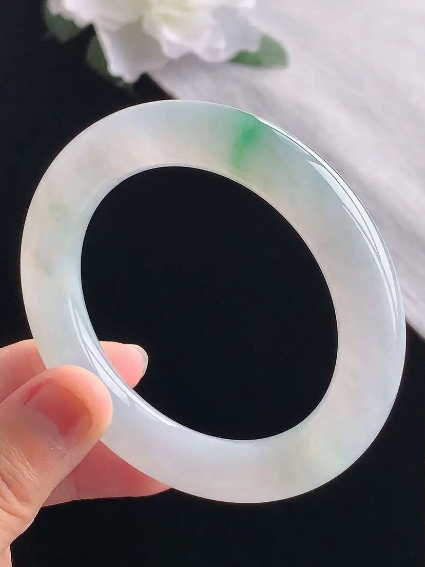 a货翡翠老坑冰种飘绿圆条手镯52-53小圈口 尺寸52×10.8mm 重量61.40g 1031