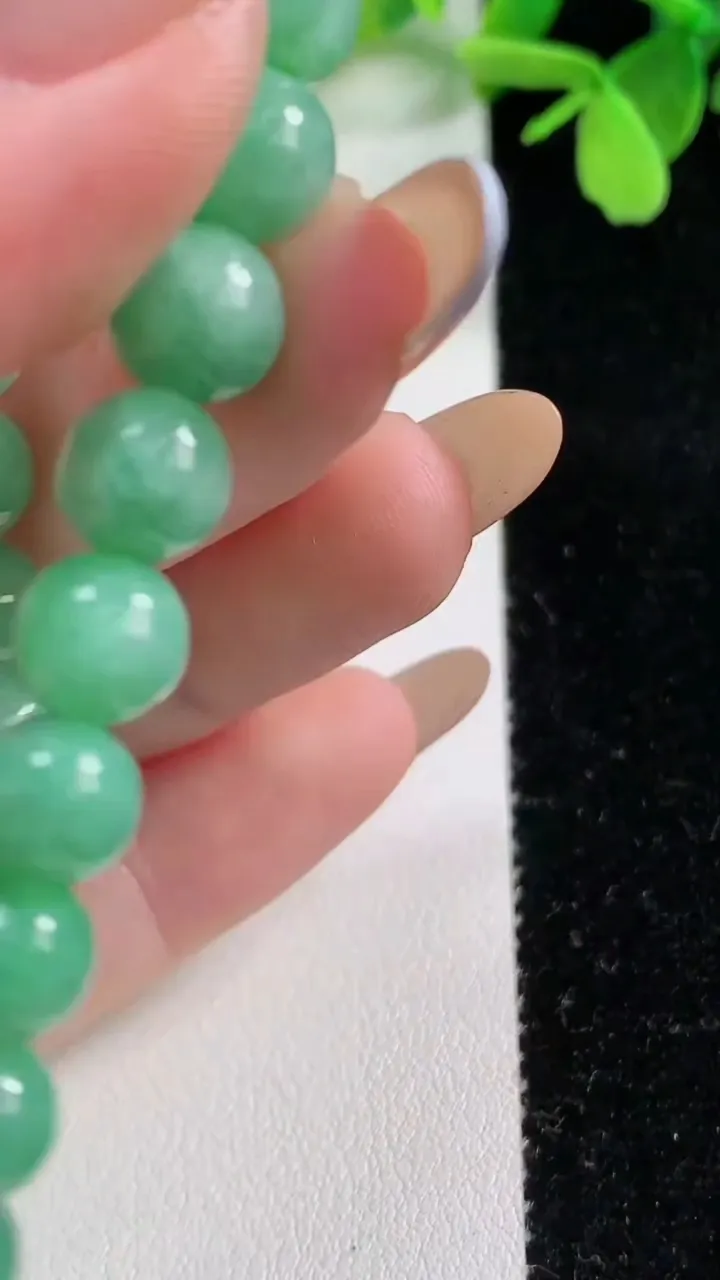 天然A货翡翠圆珠手串24颗，尺寸7.8，重:19.51g11月1日
工厂直销收藏佳品,种好水足，色泽均匀，有种有色，上手高大气！