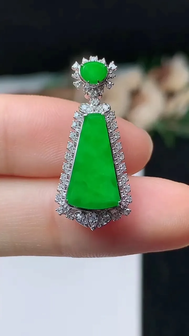 天然A货翡翠无事牌吊坠，尺寸27-11.8-8.4，裸石14.5-7.7，重量:2.82g
11月1