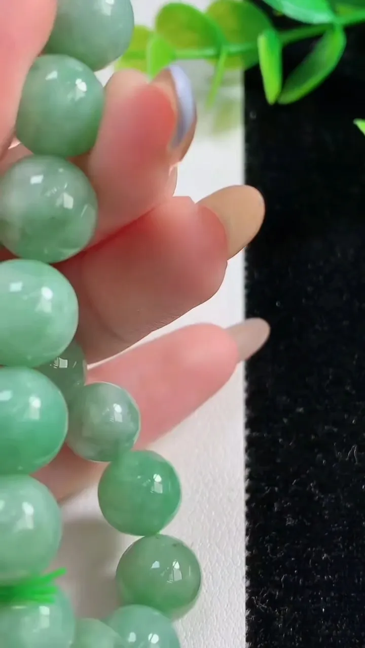 天然A货翡翠圆珠手串19颗，尺寸10.5，重:39.93g11月1日
工厂直销收藏佳品,种好水足，色泽均匀，有种有色，上手高大气！