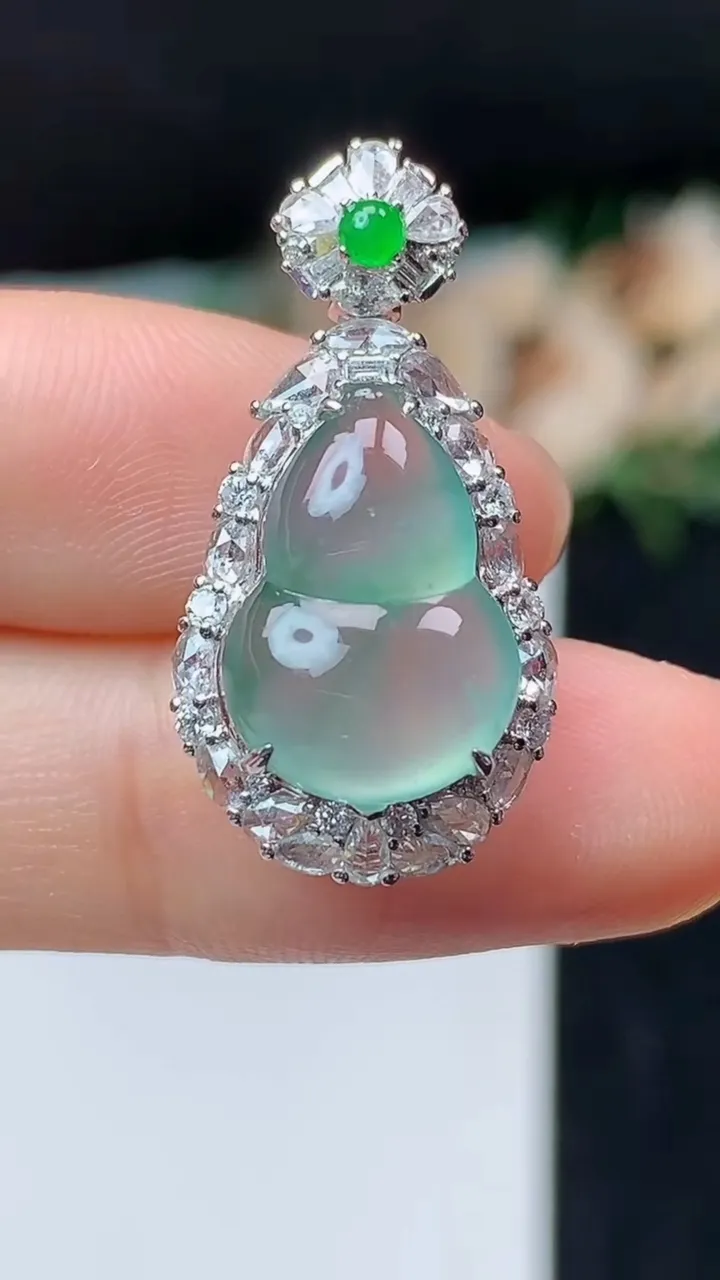 天然A货翡翠葫芦吊坠，尺寸27.5-14.4-10，裸石14.9-10.7，重量:3.42g
11月