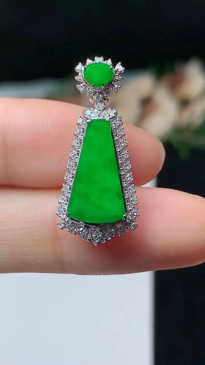 天然A货翡翠无事牌吊坠，尺寸27-11.8-8.4，裸石14.5-7.7，重量:2.82g
11月1日