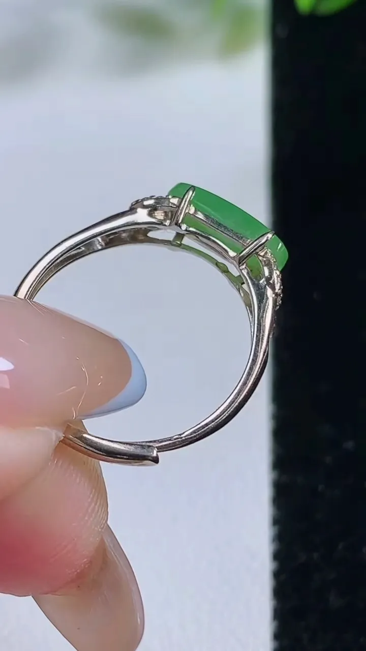 天然A货翡翠马鞍戒指，尺寸10.9-3.7-2.3，重:1.44g2025年11月1日
工厂直销收藏佳品,种好水足，色泽均匀，有种有色，上手高大气！