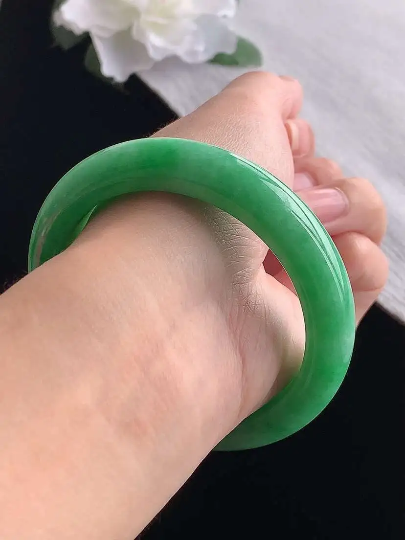 a货翡翠老坑冰种满绿正装正圈手镯56-57圈口  尺寸56.8×12.5×8.8mm 重量64.56g 1031