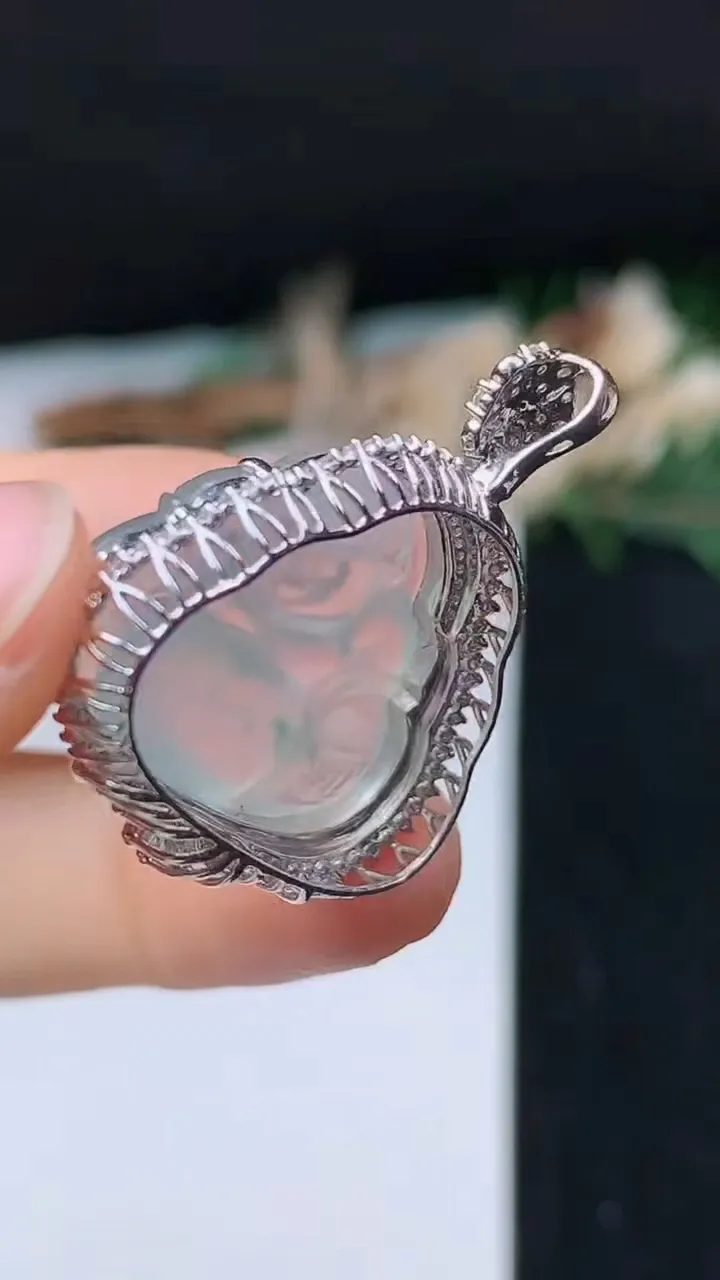 天然A货翡翠佛公吊坠，尺寸31.4-29.7-9.9
11月1日