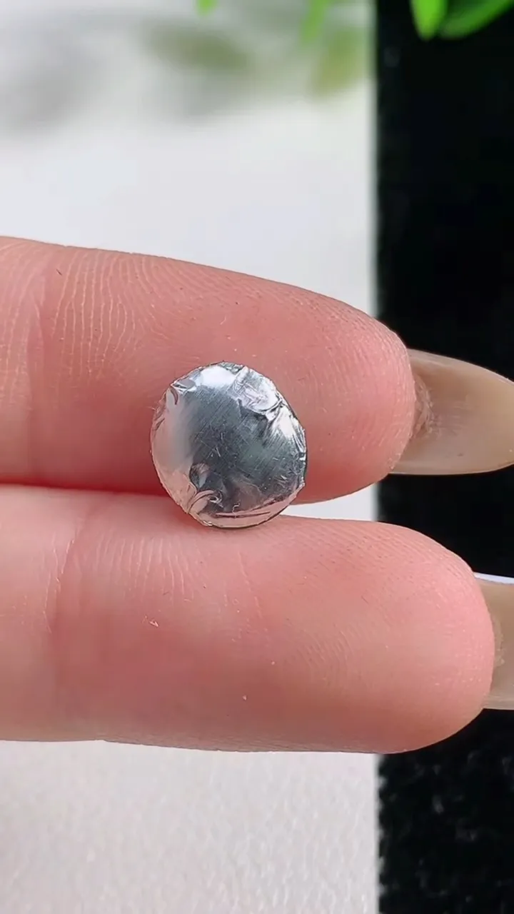 天然A货翡翠蛋面镶嵌件，尺寸9.5-8.4-3.3，重:0.48g
11月1日