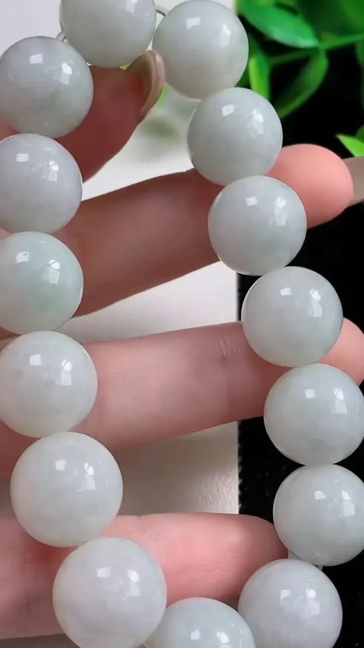 天然A货翡翠飘花圆珠手串15颗，尺寸13.5，重:64.31g11月1日
工厂直销收藏佳品,种好水足，色泽均匀，有种有色，上手高大气！