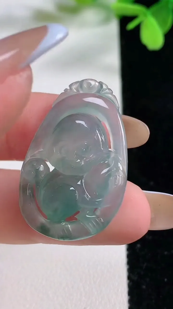 天然A货翡翠冰种飘花生肖猴吊坠，尺寸33.2-21.7-4.6，重:5.64g
11月1日