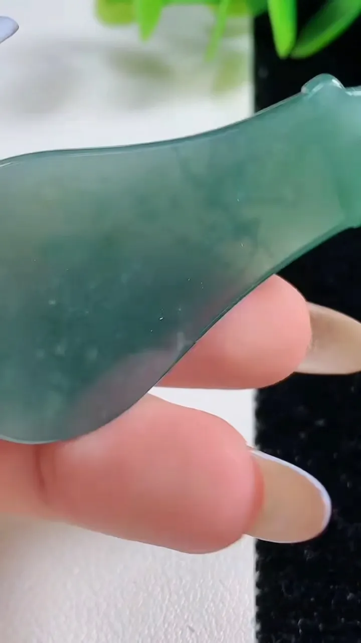 天然A货翡翠蓝水无相观音吊坠，尺寸51-28.8-4.4，重:12.01g
11月1日