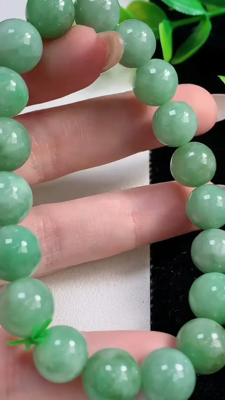 天然A货翡翠圆珠手串19颗，尺寸10.5，重:39.93g11月1日
工厂直销收藏佳品,种好水足，色